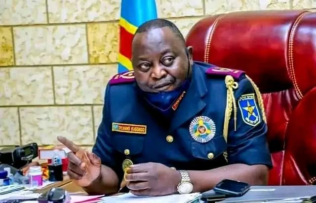 Rdc : Lutte contre l’insécurité à Kinshasa, Le général Sylvano Kasongo met en garde les propriétaires des véhicules officiels avec plaque voilée et gyrophare.