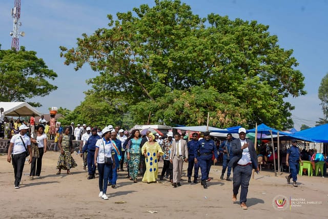 Célébration de la Journée Internationale de la Famille, la Ministre du genre m Mireille Masangu Bibi Muloko, a assisté près de 700 familles, déplacés de Kwamouth, vivant dans le site de Kinkole à Kinshasa